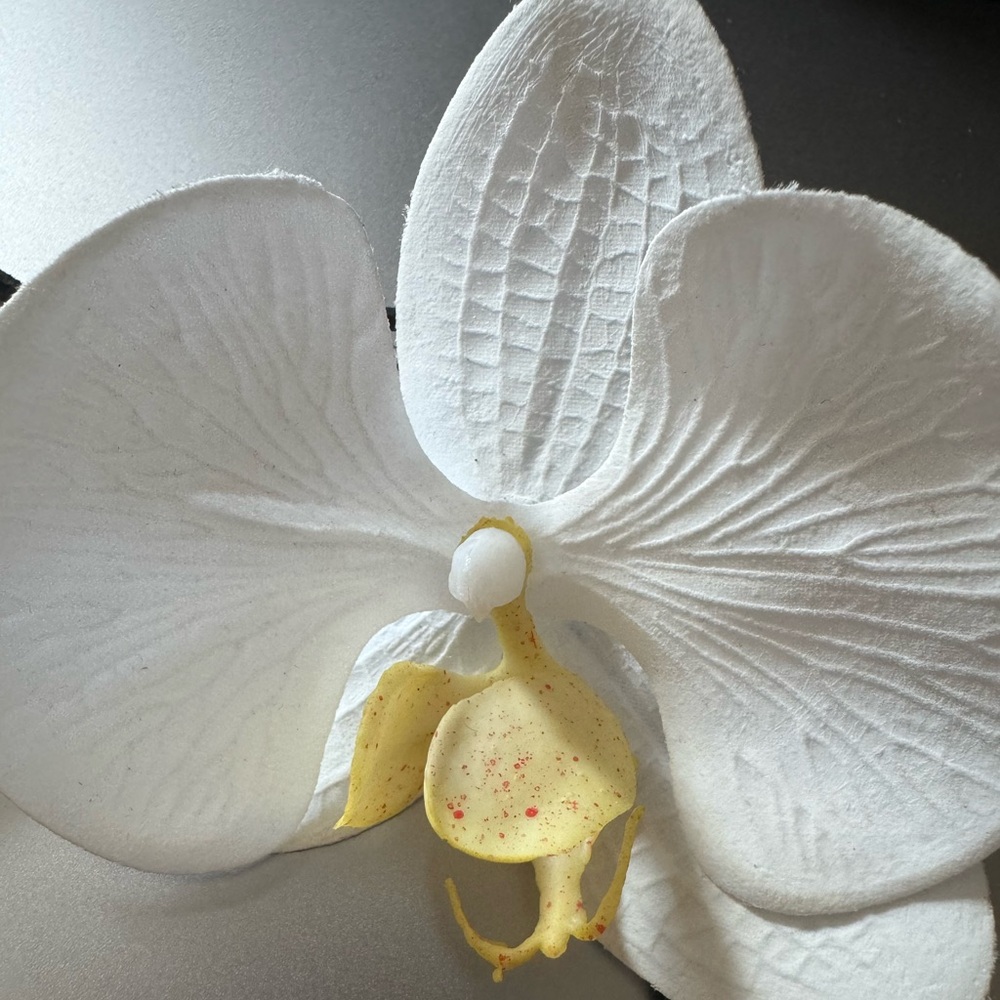 Orchid necklace on leather - Picture 8 of 8